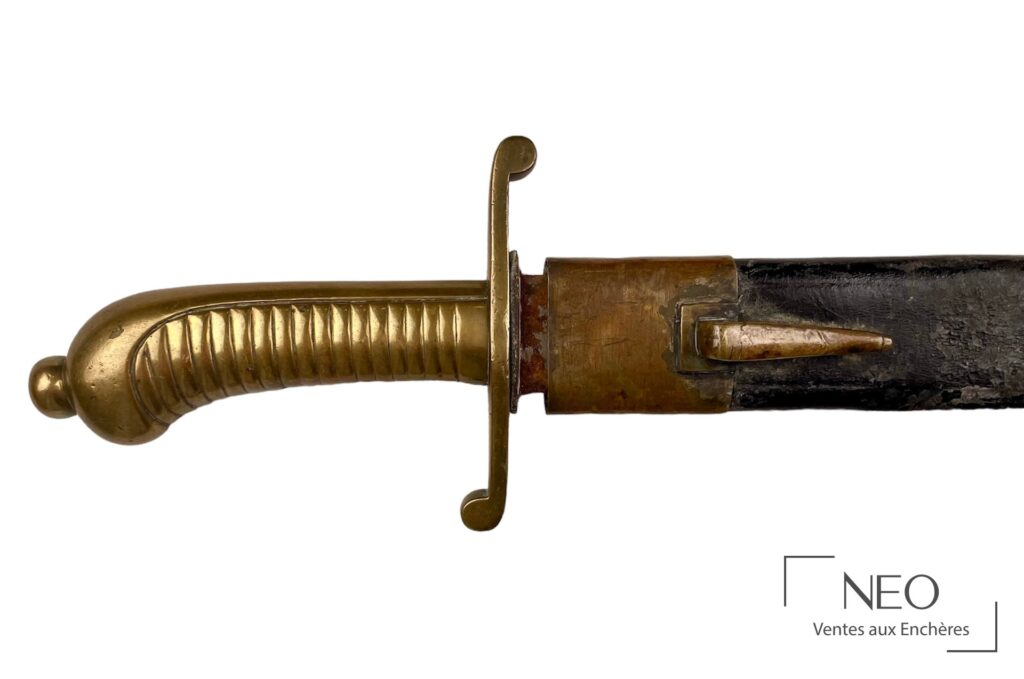 Sabre d'infanterie avec garde en laiton et poignée à godrons