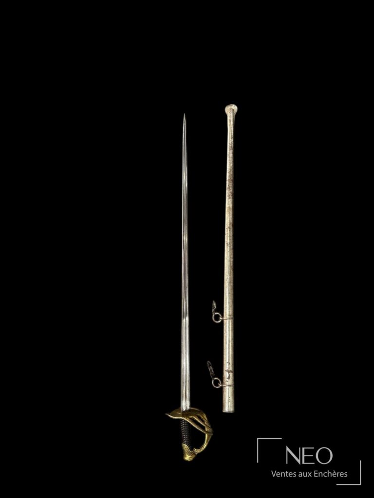Sabre d’officier de carabinier avec lame et fourreau sur fond noir