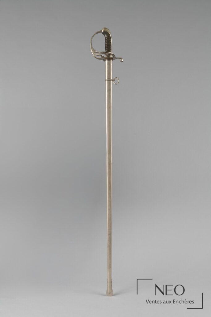 Sabre d’officier d’infanterie avec poignée en corne et long fourreau en métal