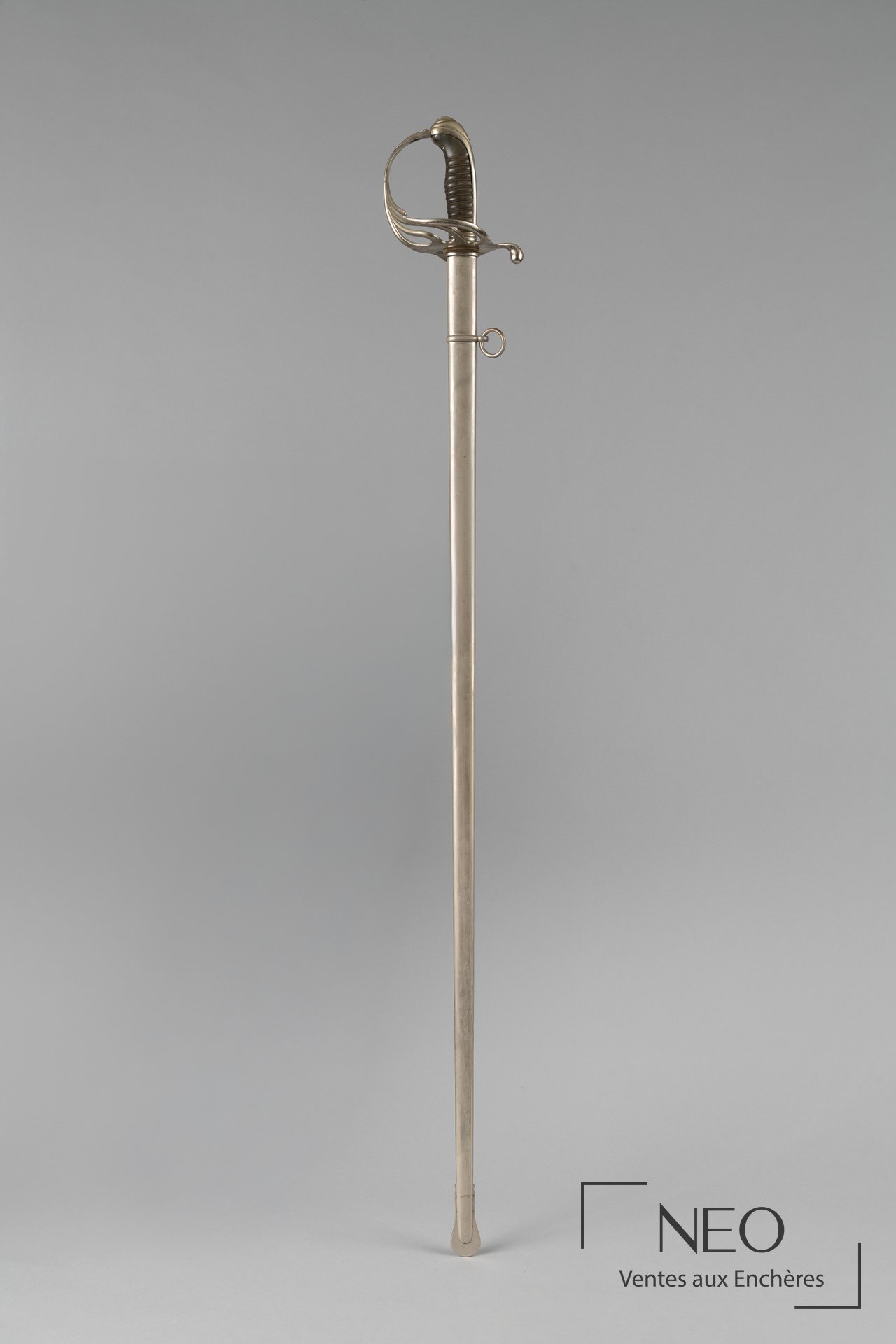 Sabre d’officier d’infanterie avec poignée en corne et long fourreau en métal