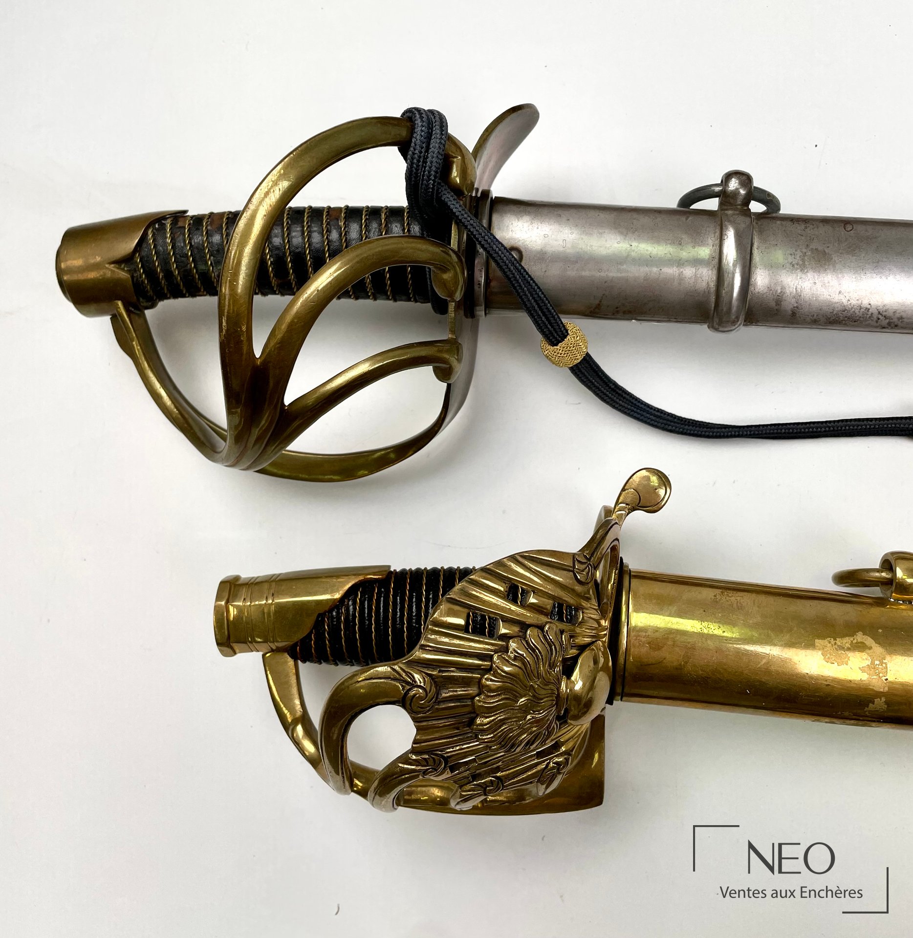 Deux sabres de cavalerie de ligne et d’officier, reproduction moderne