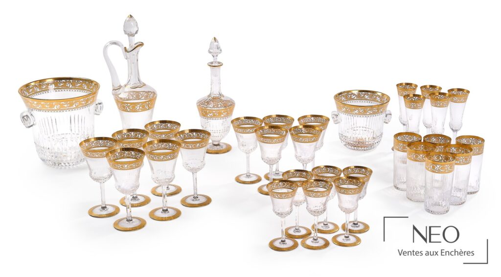 Partie de service en cristal taillé incolore à décor doré