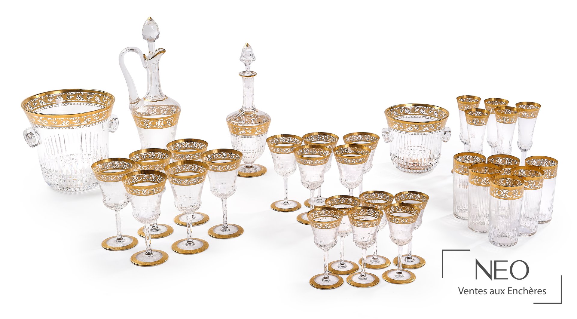 Partie de service en cristal taillé incolore à décor doré