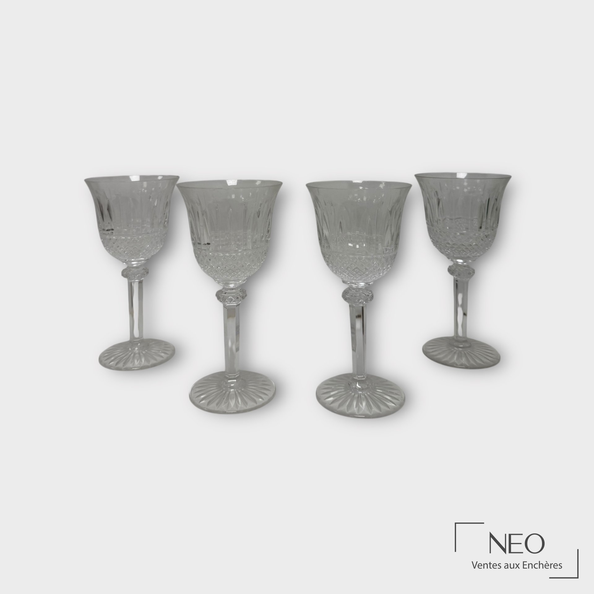 Suite de quatre verres à pieds en cristal translucide taillé