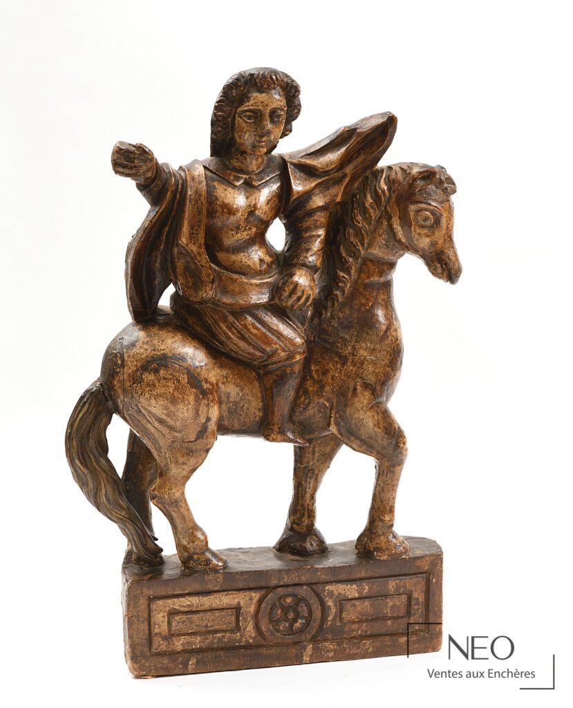 Saint Martin à cheval en bois sculpté et polychromé sur une terrasse décorée d’une fleur