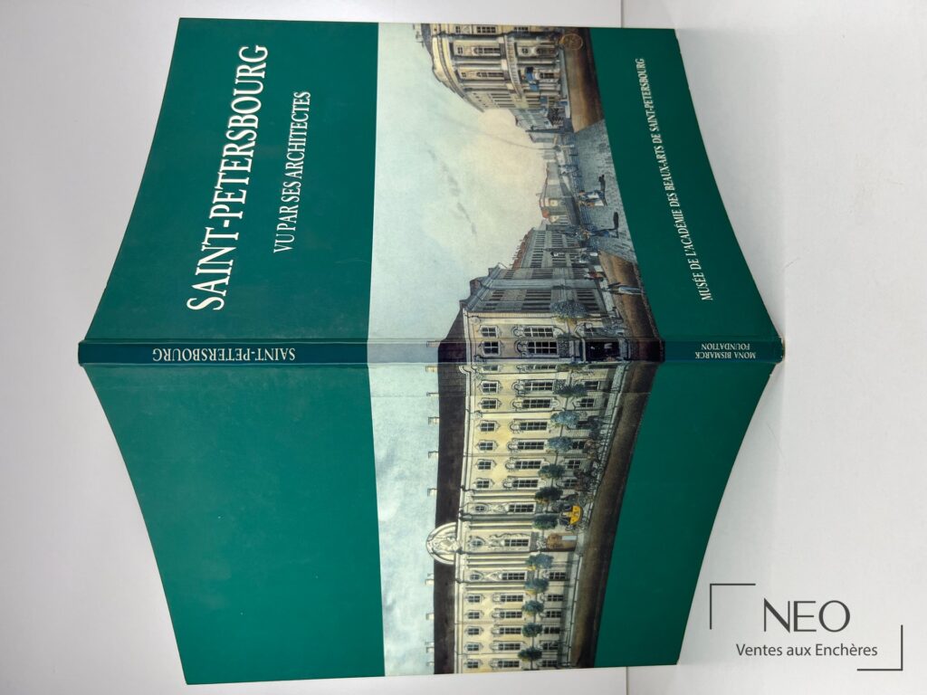 Couverture verte illustrée du livre Saint-Petersbourg vu par ses architectes