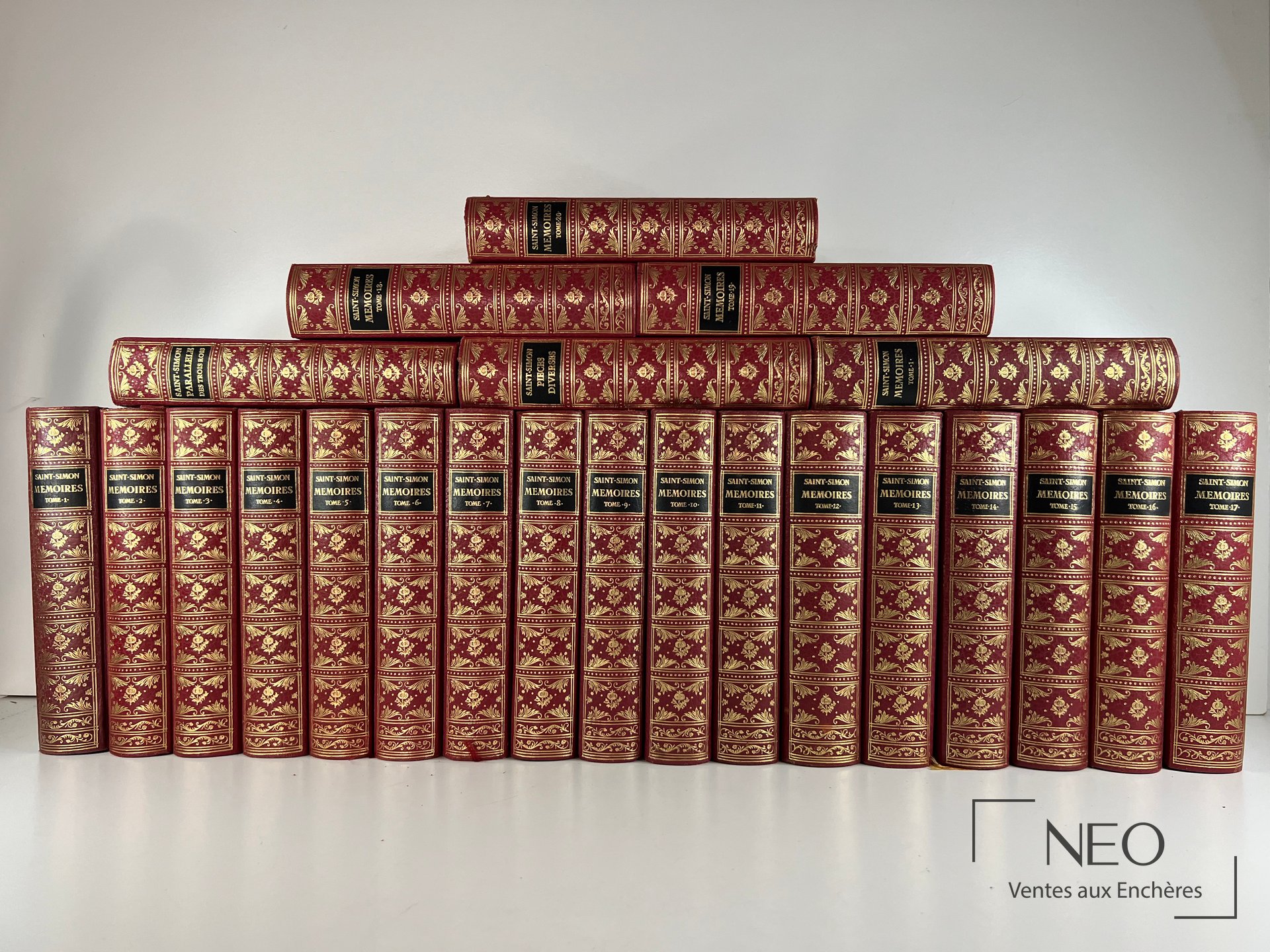 Vingt-deux volumes reliés de Saint-Simon aux dos rouge et or