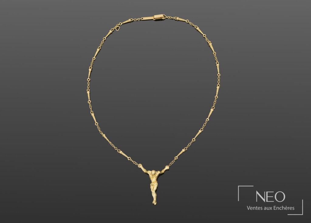 Collier en or jaune avec pendentif du Christ suspendu au centre