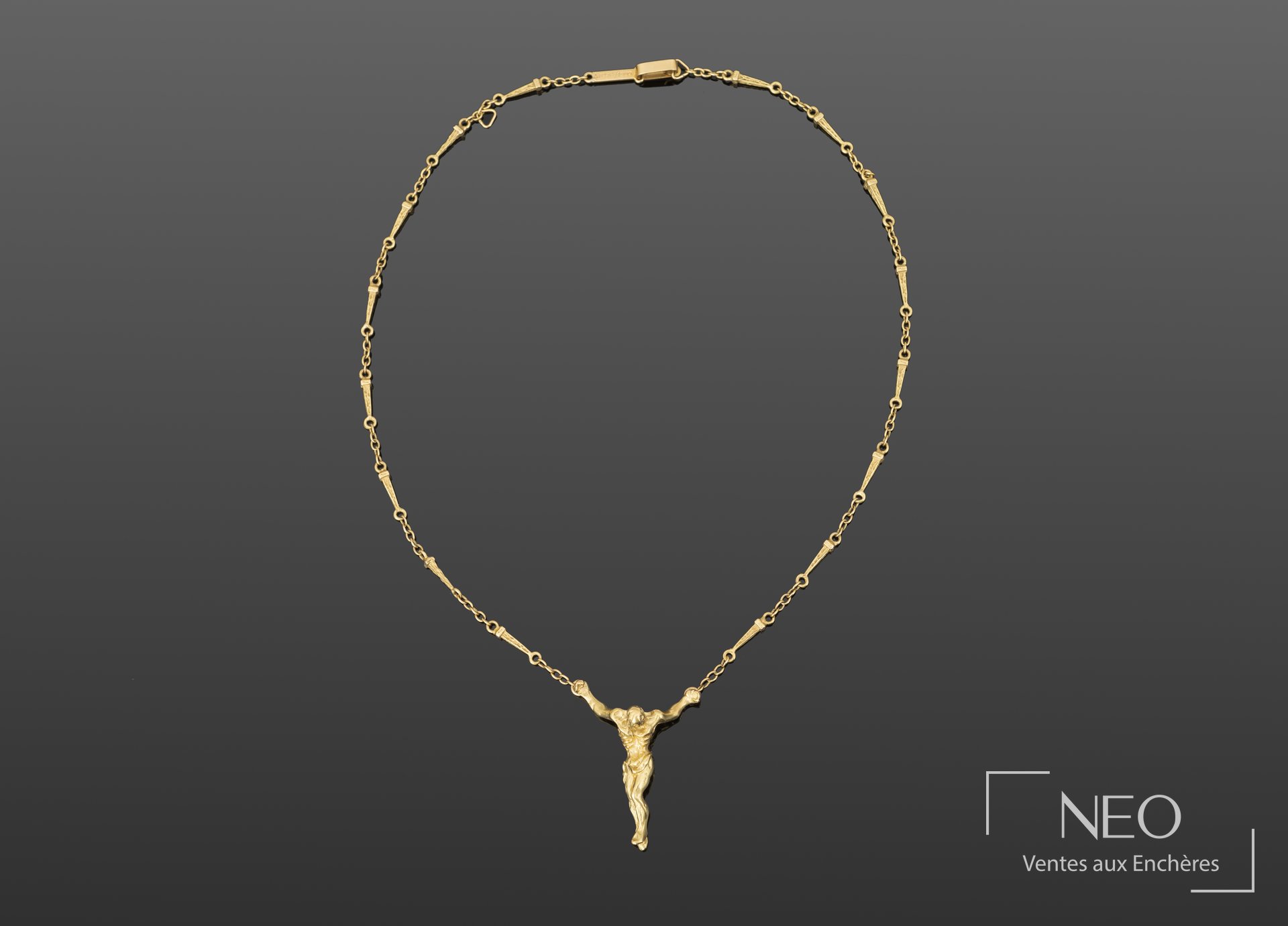 Collier Salvador Dali en or jaune avec pendentif Christ suspendu au centre