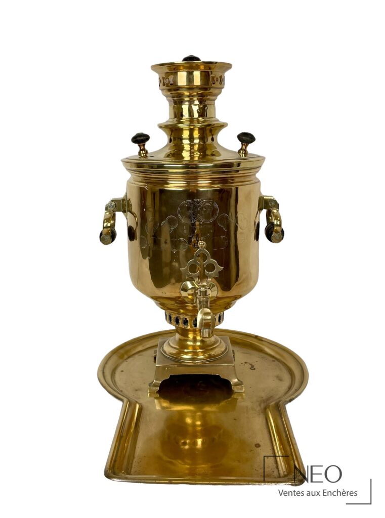 Samovar en métal doré avec plateau assorti