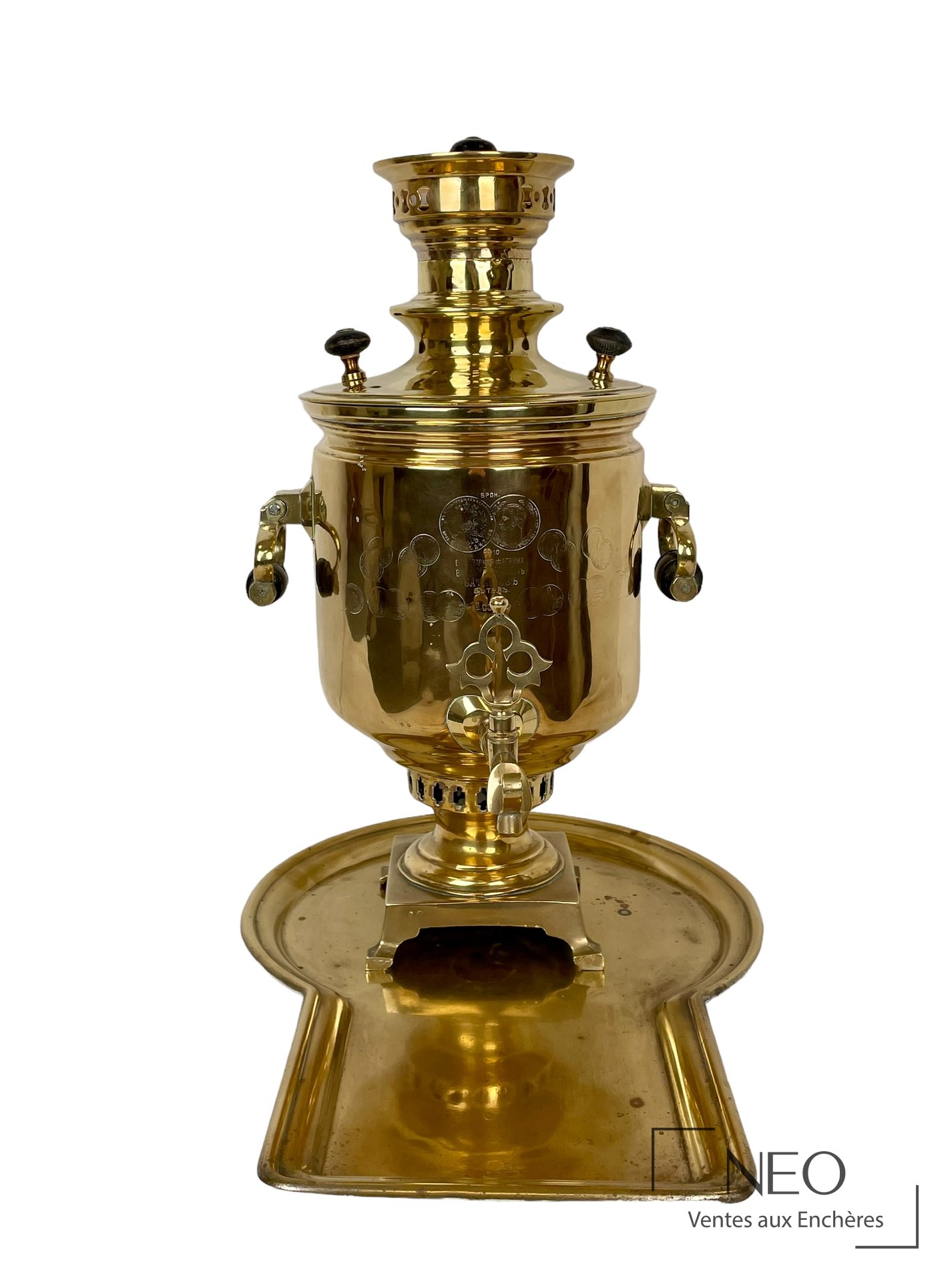 Samovar en métal doré avec plateau assorti