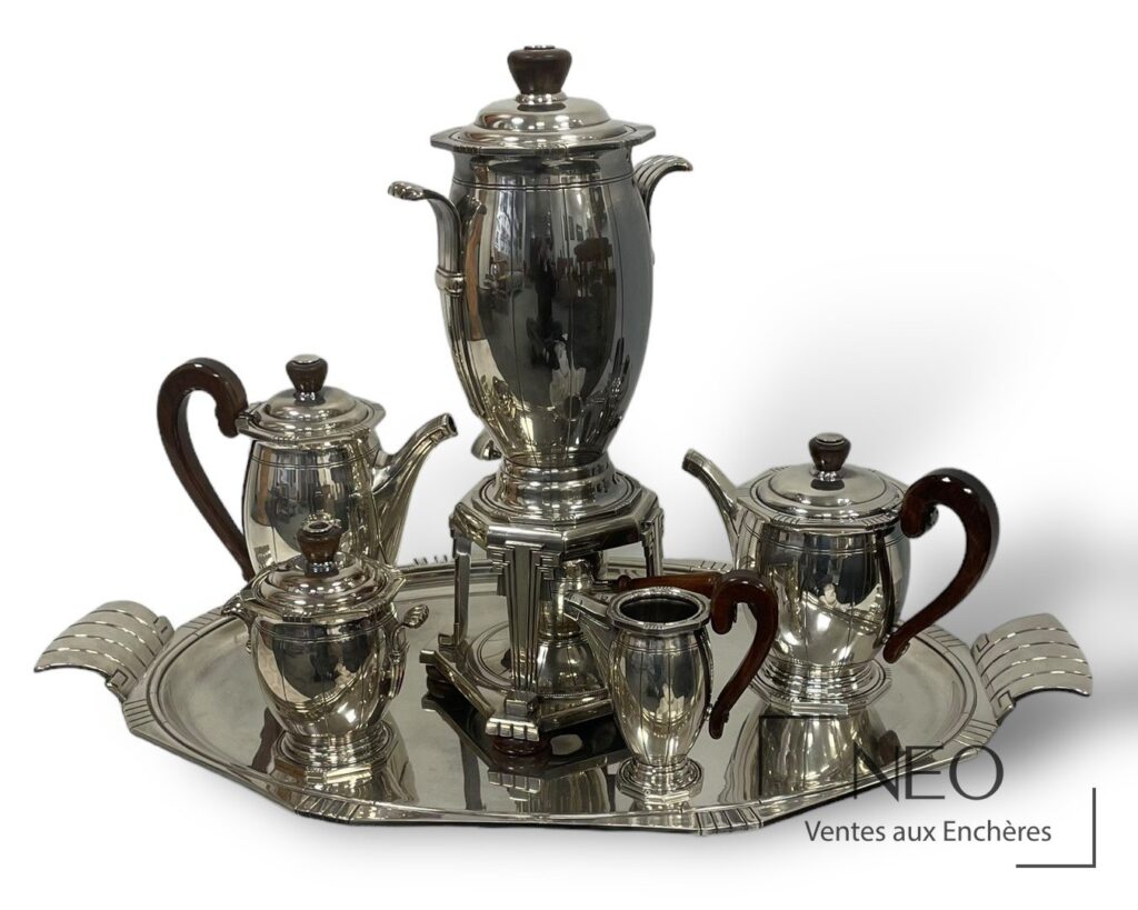 Samovar et service en métal argenté présentés sur un plateau ovale avec cafetière