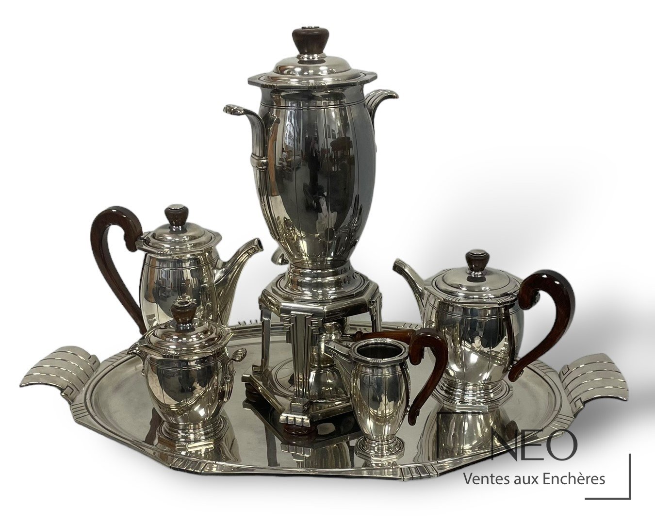 Samovar et service en métal argenté présentés sur un plateau ovale avec cafetière