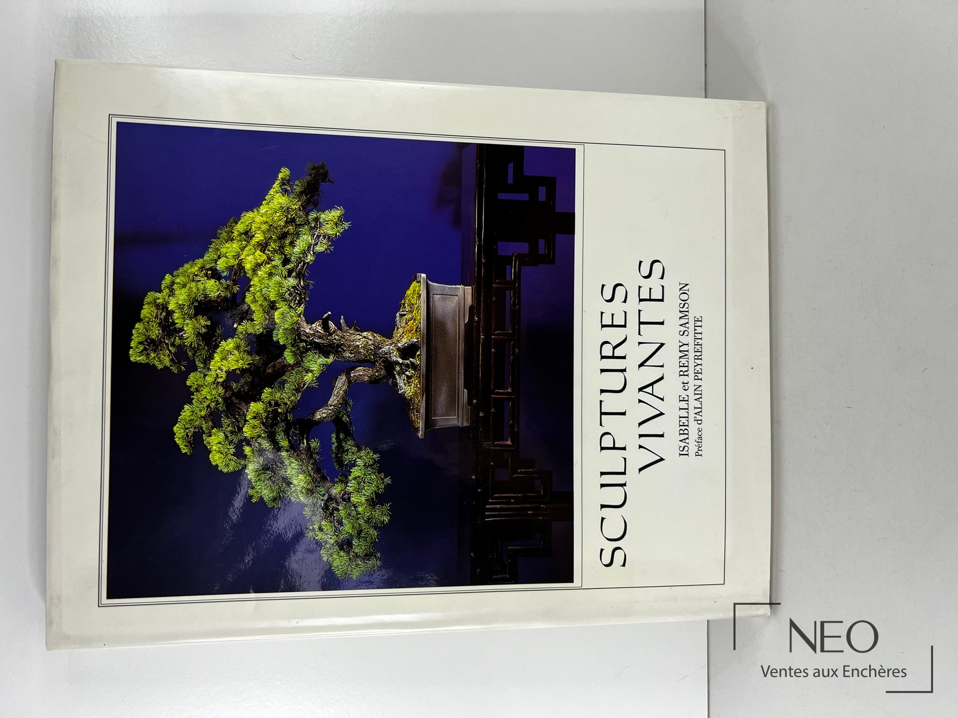 Couverture du livre Sculptures Vivantes de SAMSON avec une sculpture végétale sur fond bleu