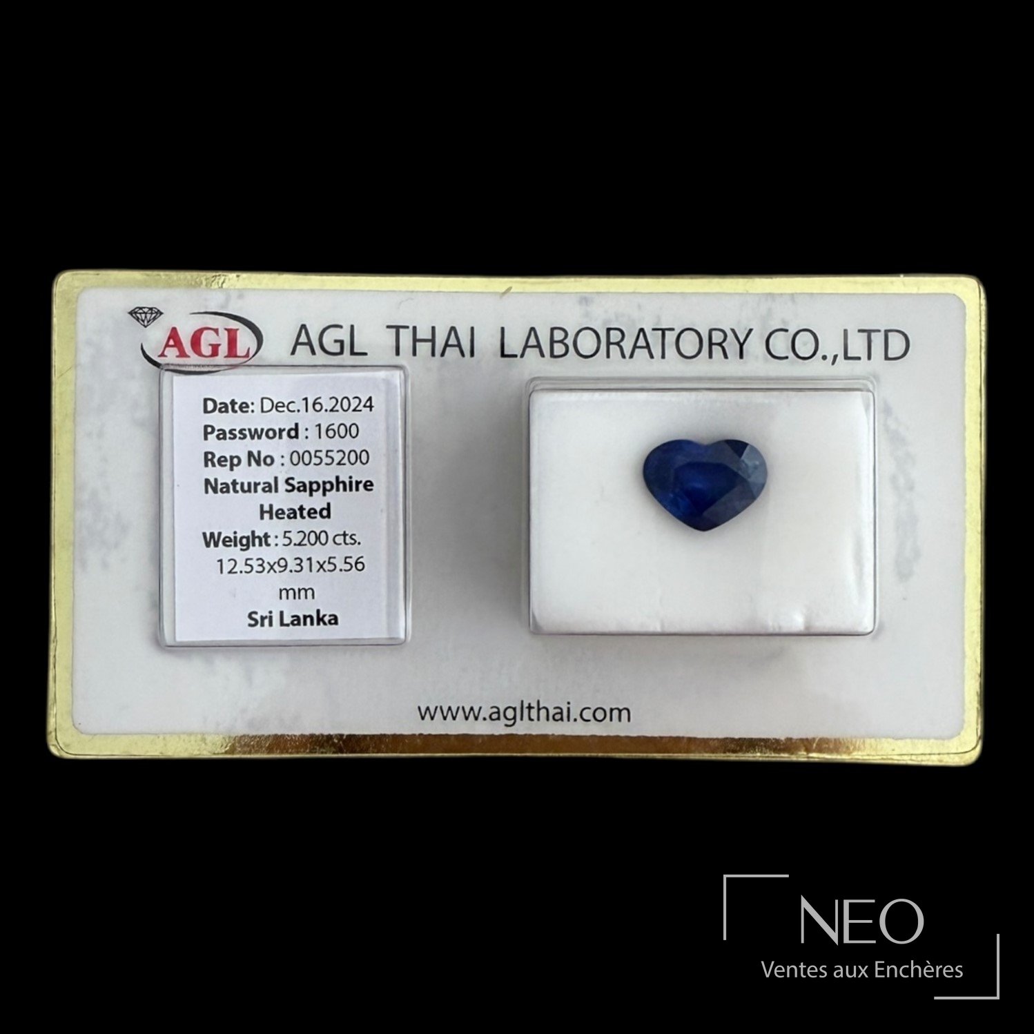 Saphir bleu sous scellé taille cœur avec certificat AGL THAI LABORATORY