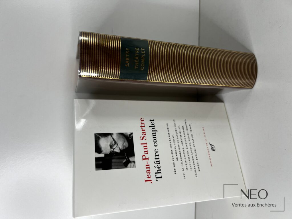 Volume Jean-Paul Sartre Théâtre complet avec sa jaquette et son cartonnage de la Pléiade