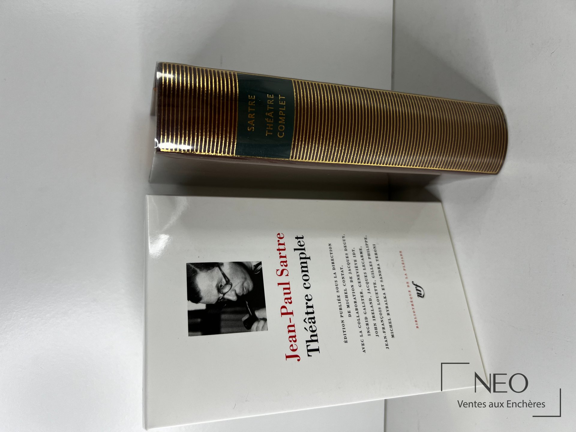 Volume Jean-Paul Sartre Théâtre complet avec sa jaquette et son cartonnage de la Pléiade
