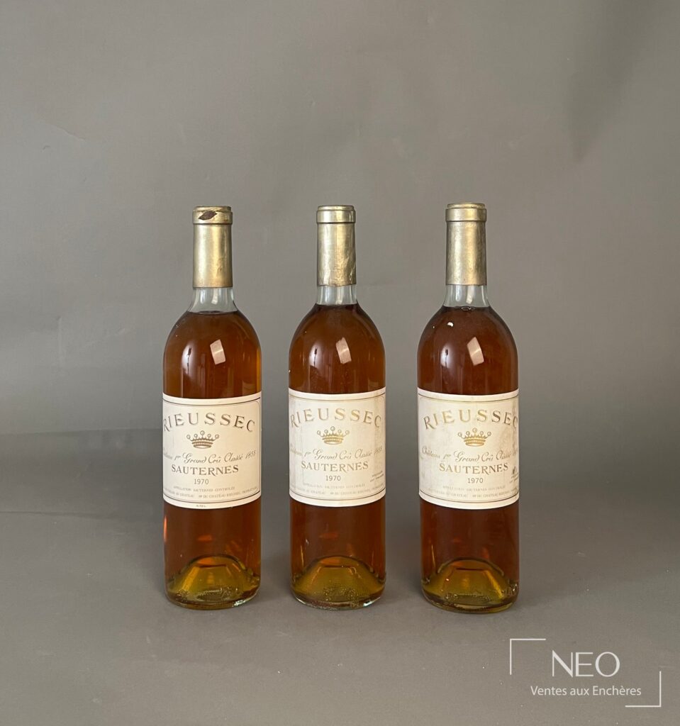 Trois bouteilles de Sauternes Château Rieussec 1970 alignées de face