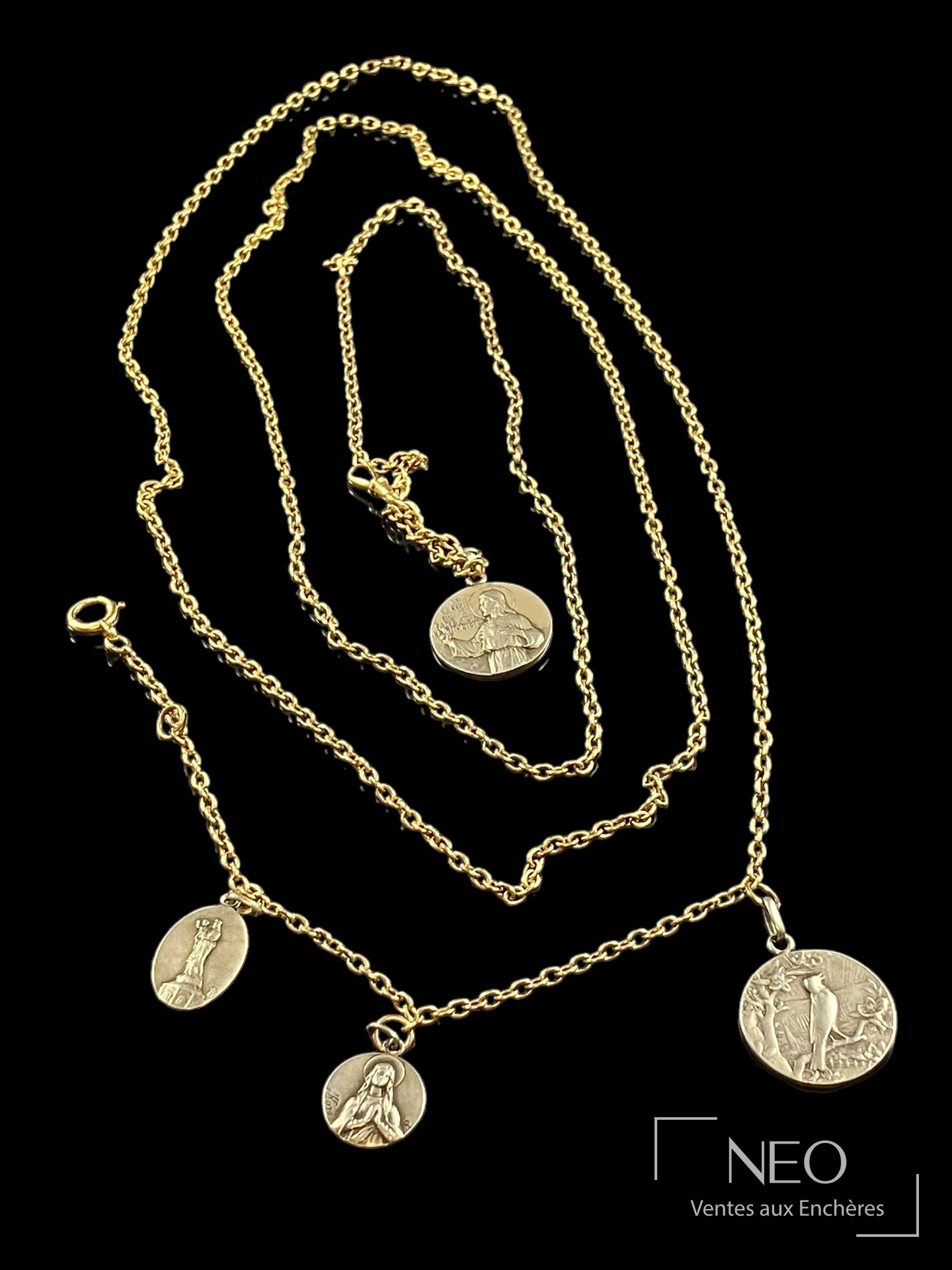 Sautoir en or jaune 18 carats à quatre médailles religieuses