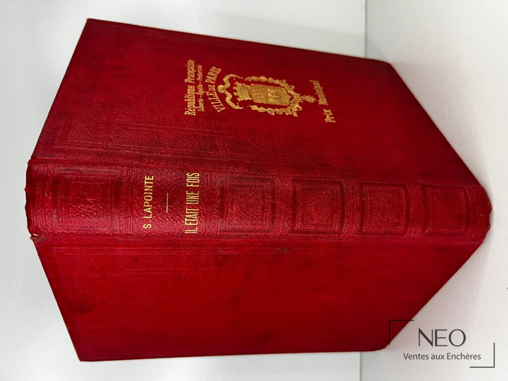 Couverture rouge ornée des armes dorées de la ville de Paris et du titre Savinien Lapointe