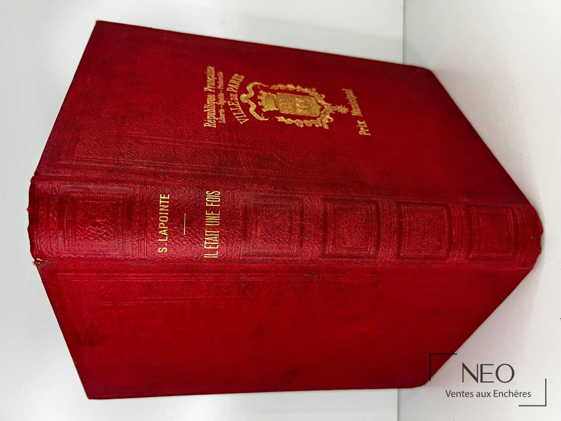 Couverture rouge ornée des armes dorées de la ville de Paris et du titre Savinien Lapointe