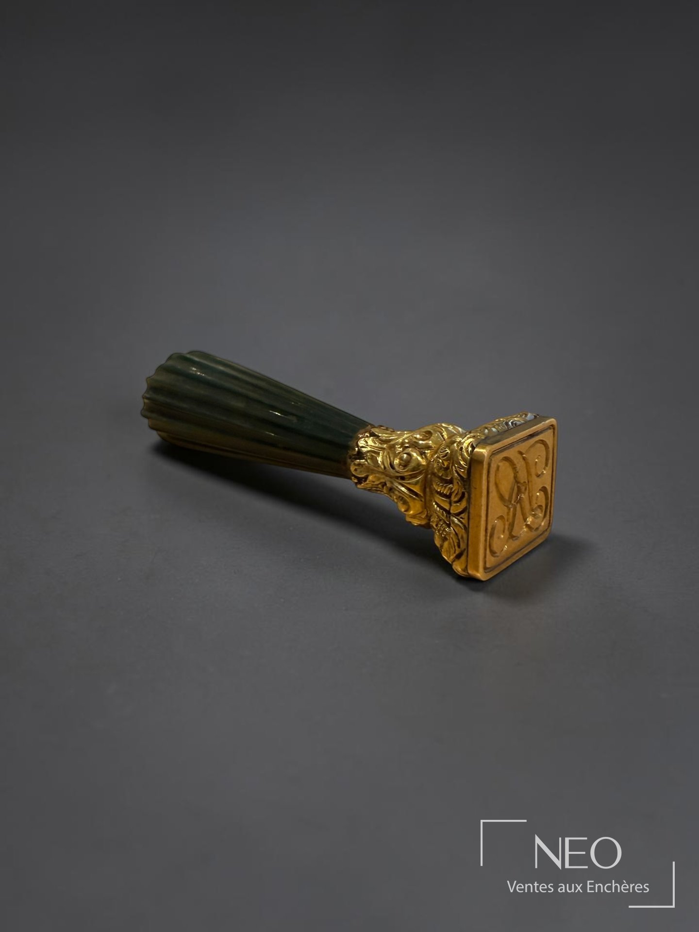 Sceau en or jaune 18K monogrammé DA, manche en pierre dure verte striée