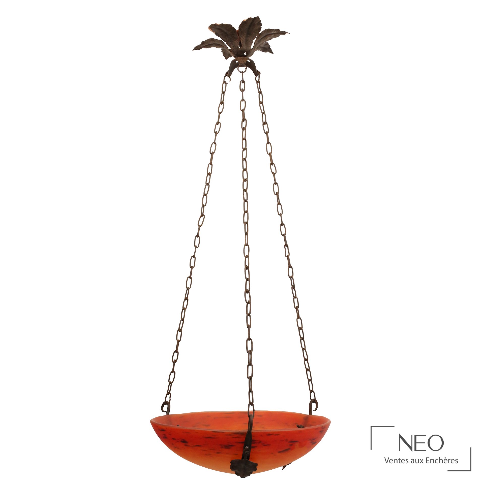 Suspension demi-sphérique en verre rouge orangé suspendue par trois chaînes en fer forgé