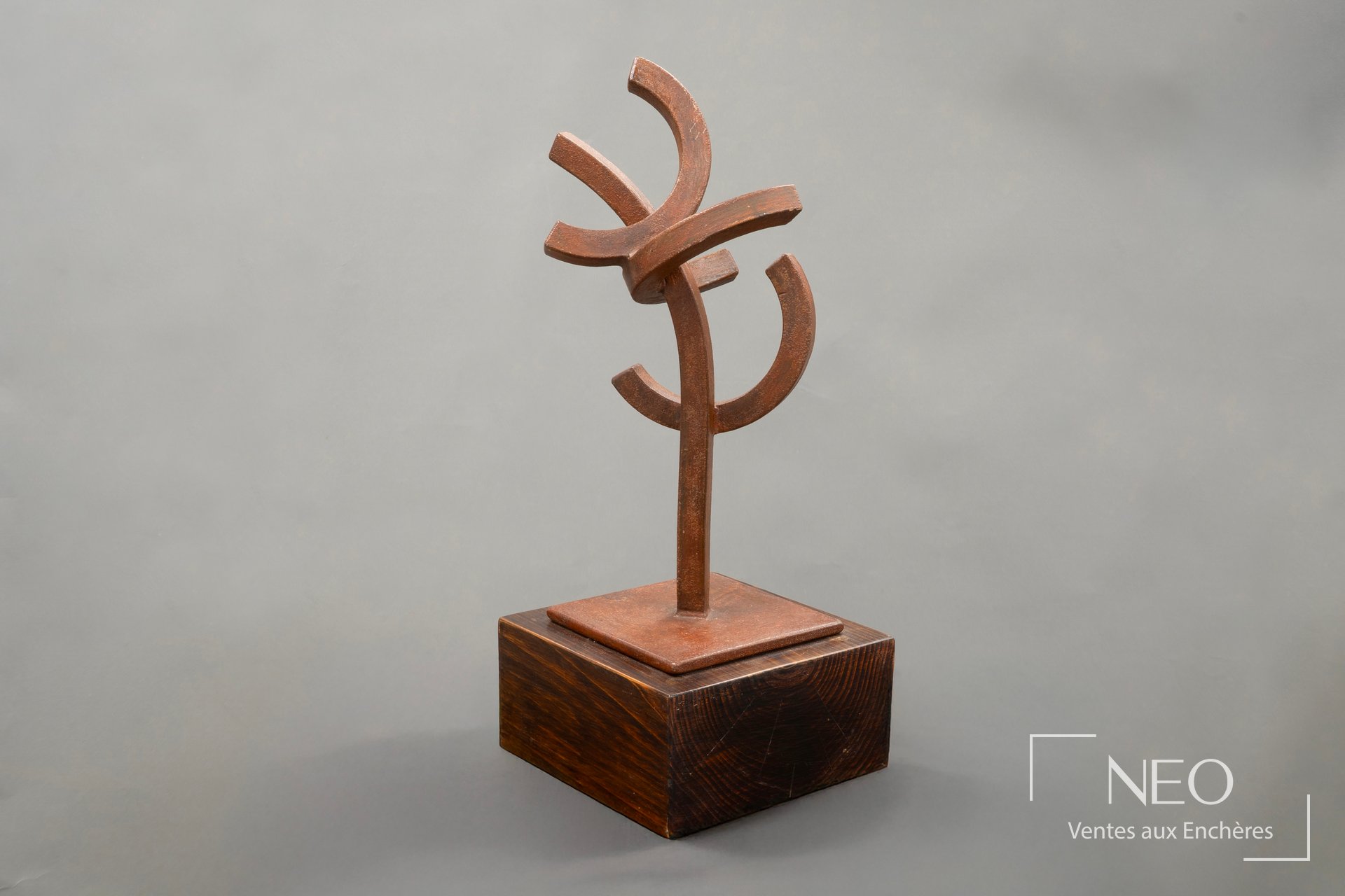 Sculpture en métal patiné sur socle en bois