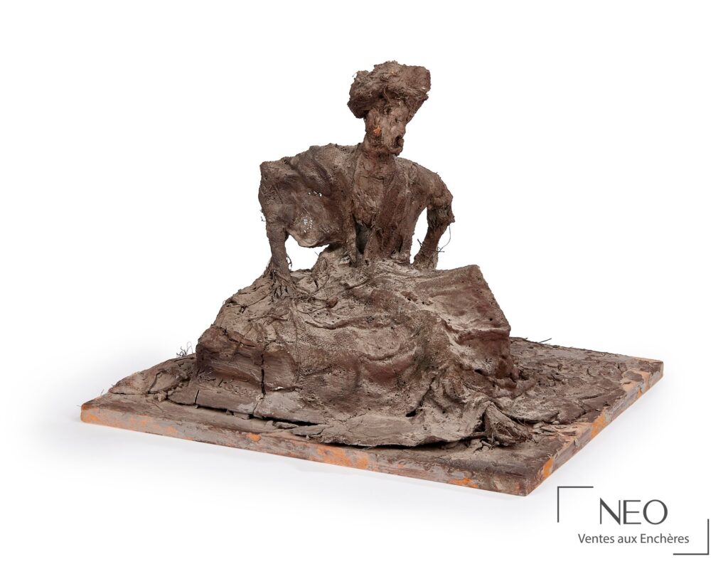 Figure féminine en terre cuite et fibres végétales sur socle rectangulaire