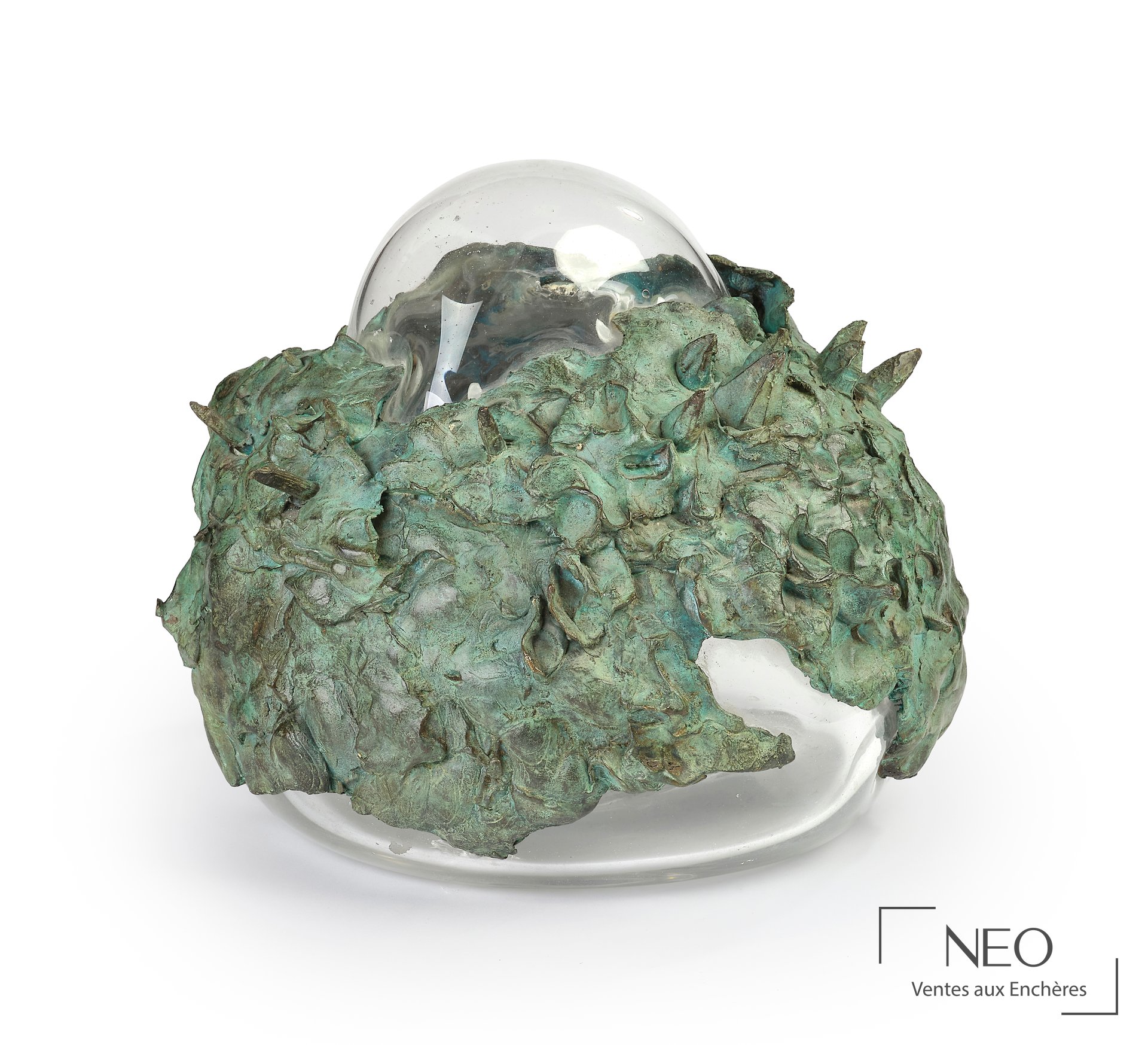 Prototype de Serge Mansau en bronze vert sur une masse en verre incolore