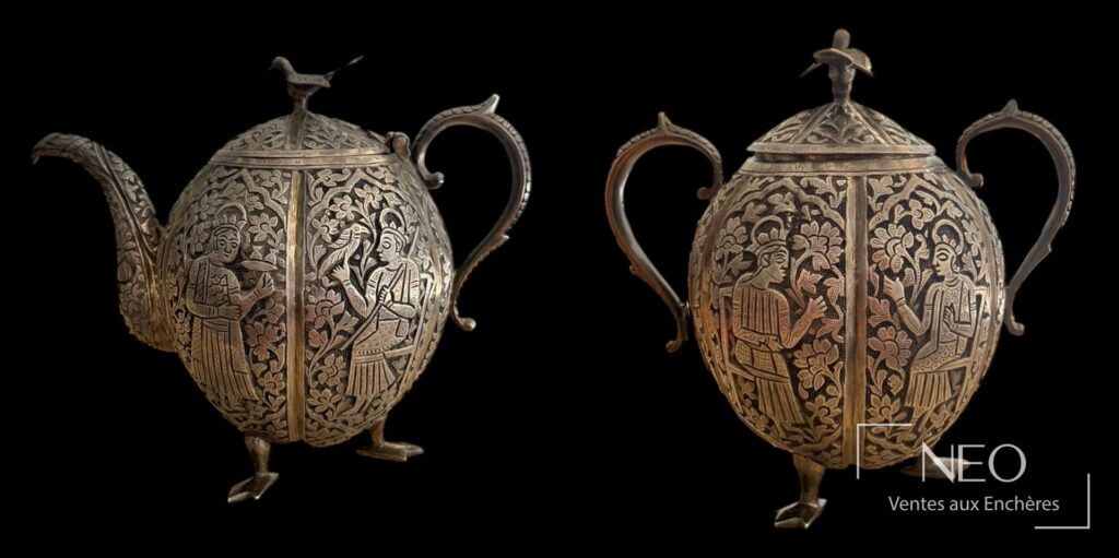Service à thé en argent composé d’une théière et d’un pot à sucre décorés de personnages