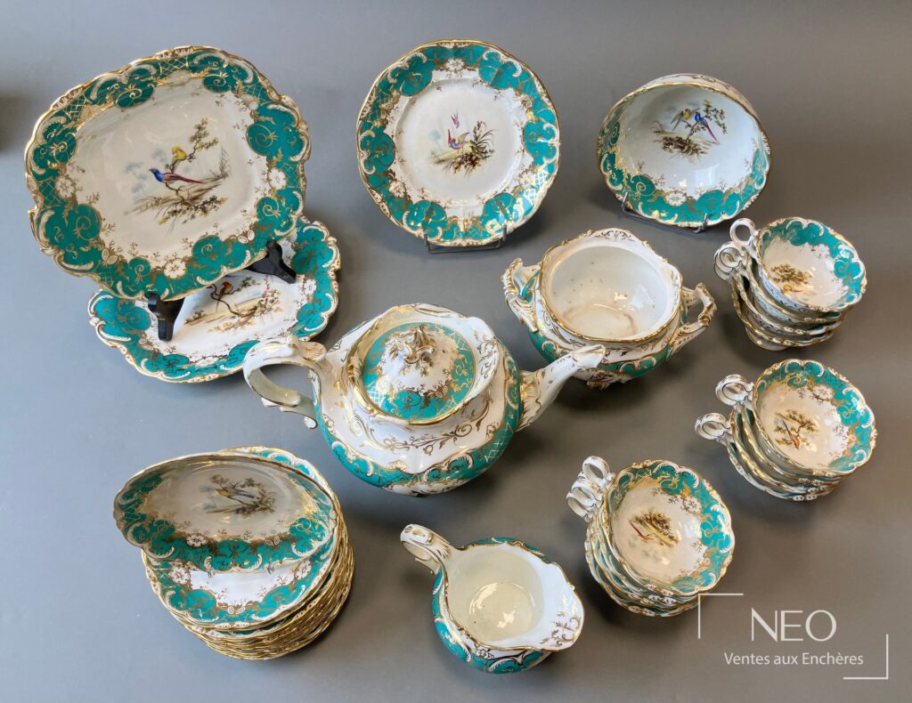 Service en porcelaine émaillée à décor de volatiles