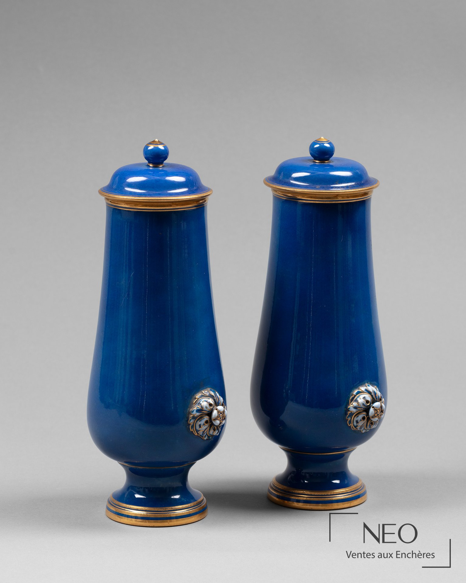 Paire de vases couverts Sèvres en porcelaine bleue avec bordures dorées