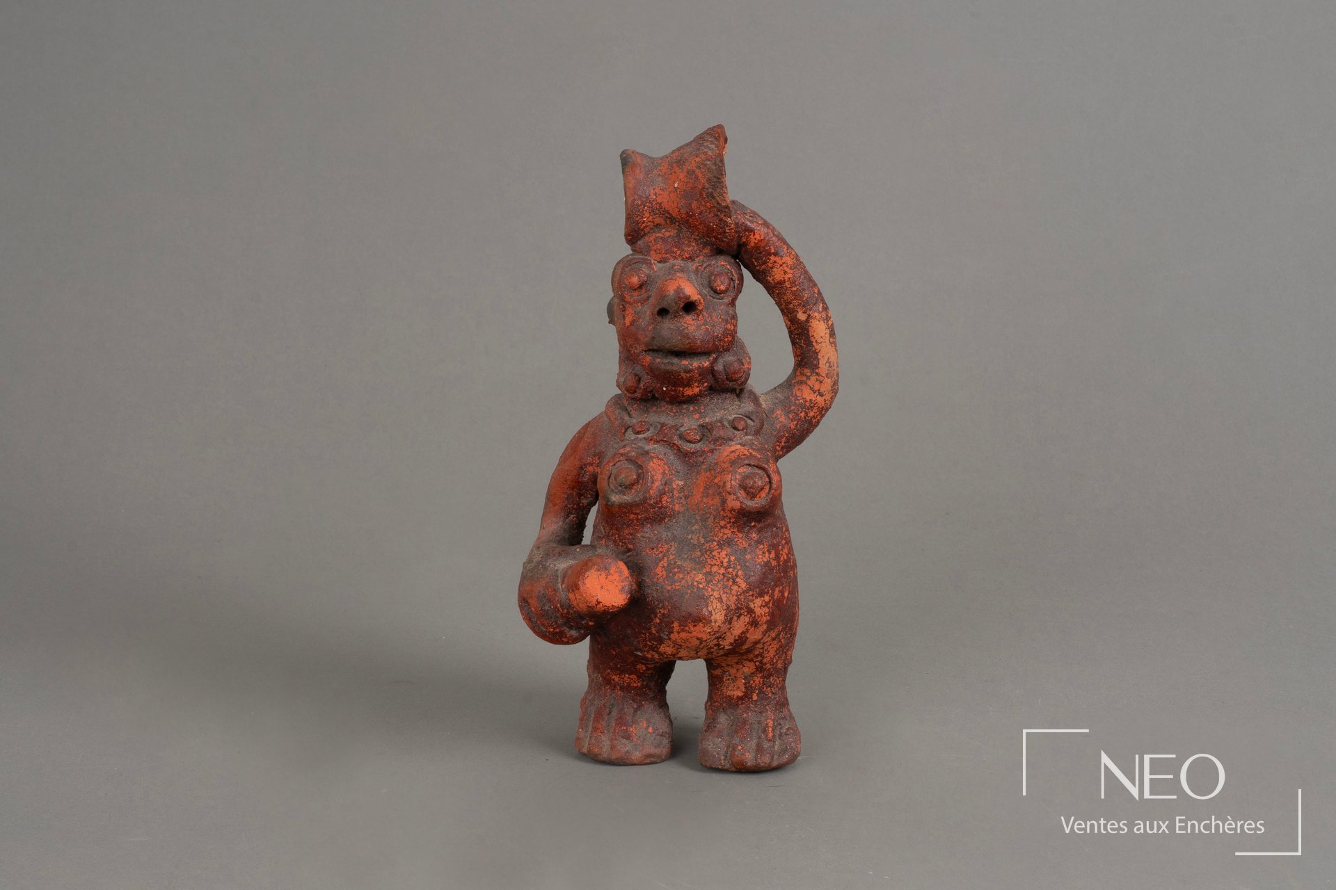 Sculpture en terre cuite de Seyni Awa Camara représentant une villageoise tenant une cruche