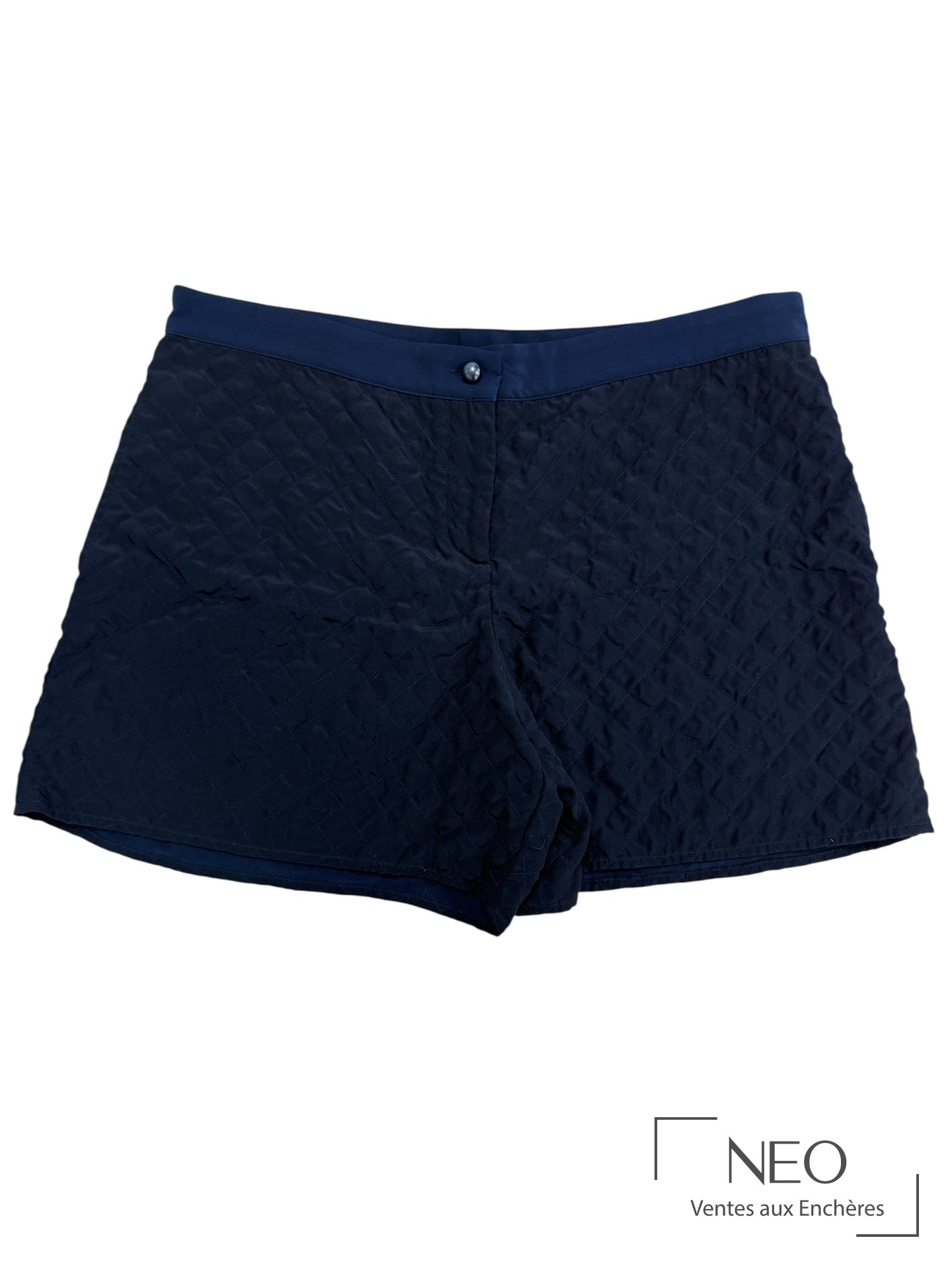 Short Chanel bleu nuit à effet matelassé