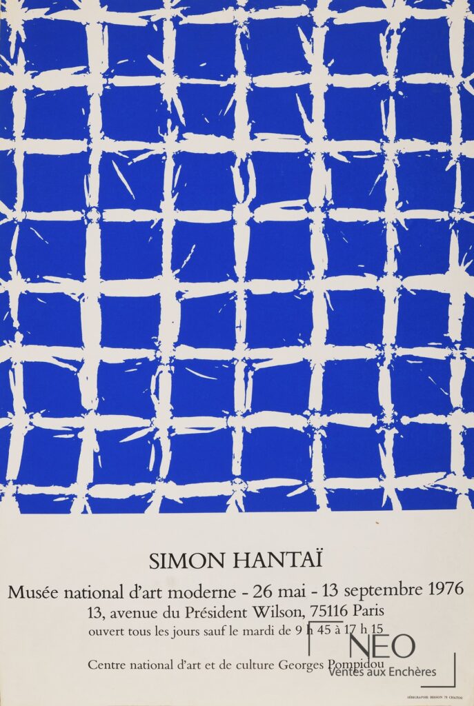 Affiche bleue et blanche d'exposition Simon Hantaï