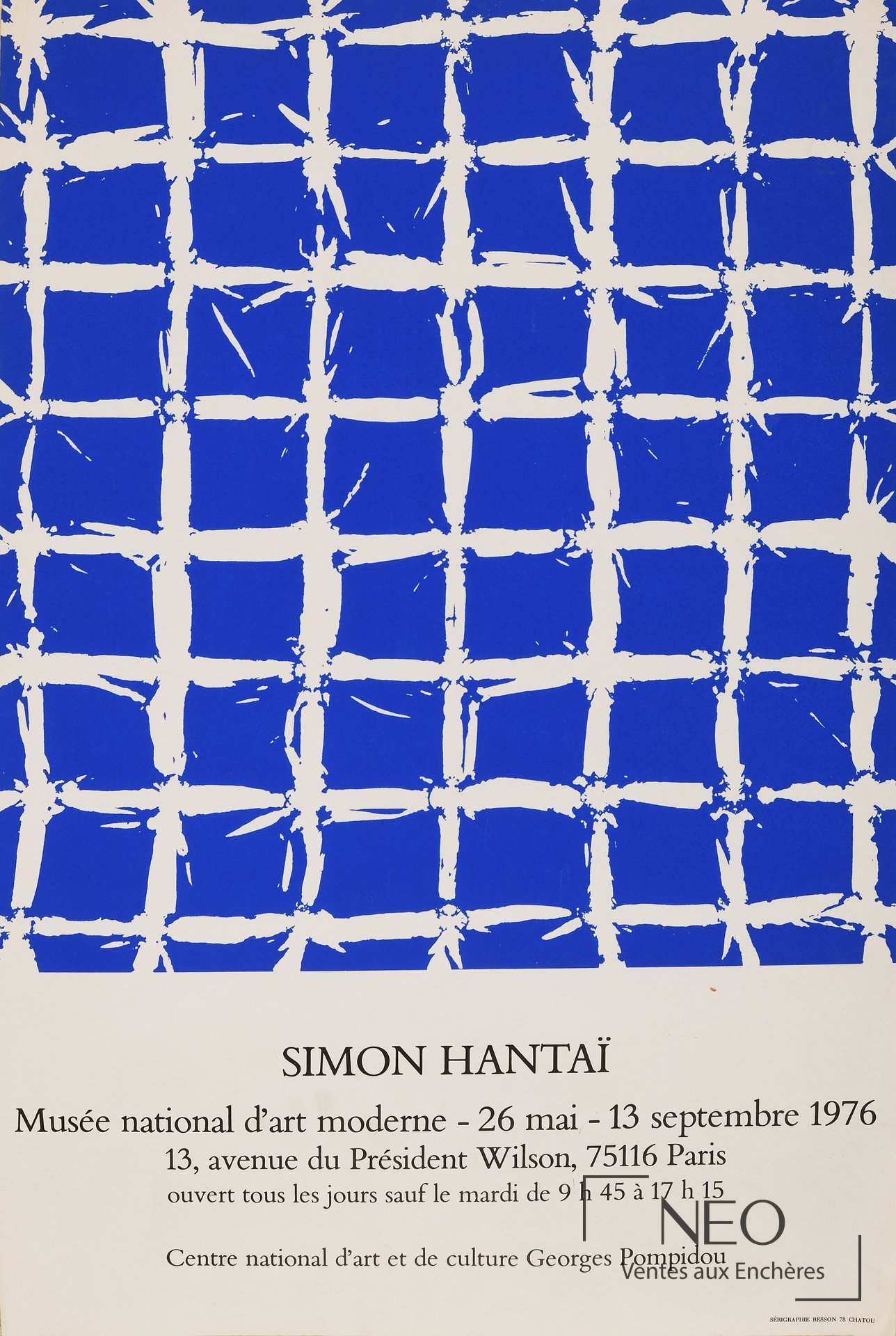 Affiche bleue et blanche d'exposition Simon Hantaï