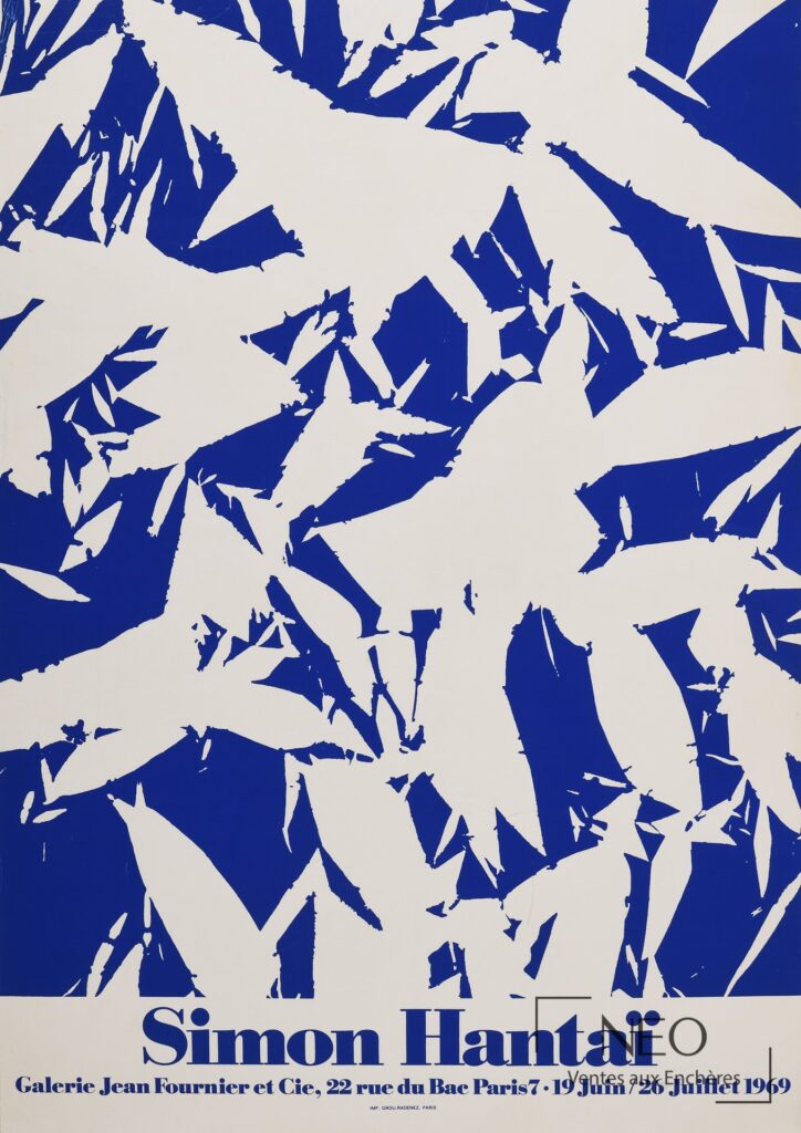 Affiche d’exposition Simon Hantaï en bleu et blanc avec le titre en bas