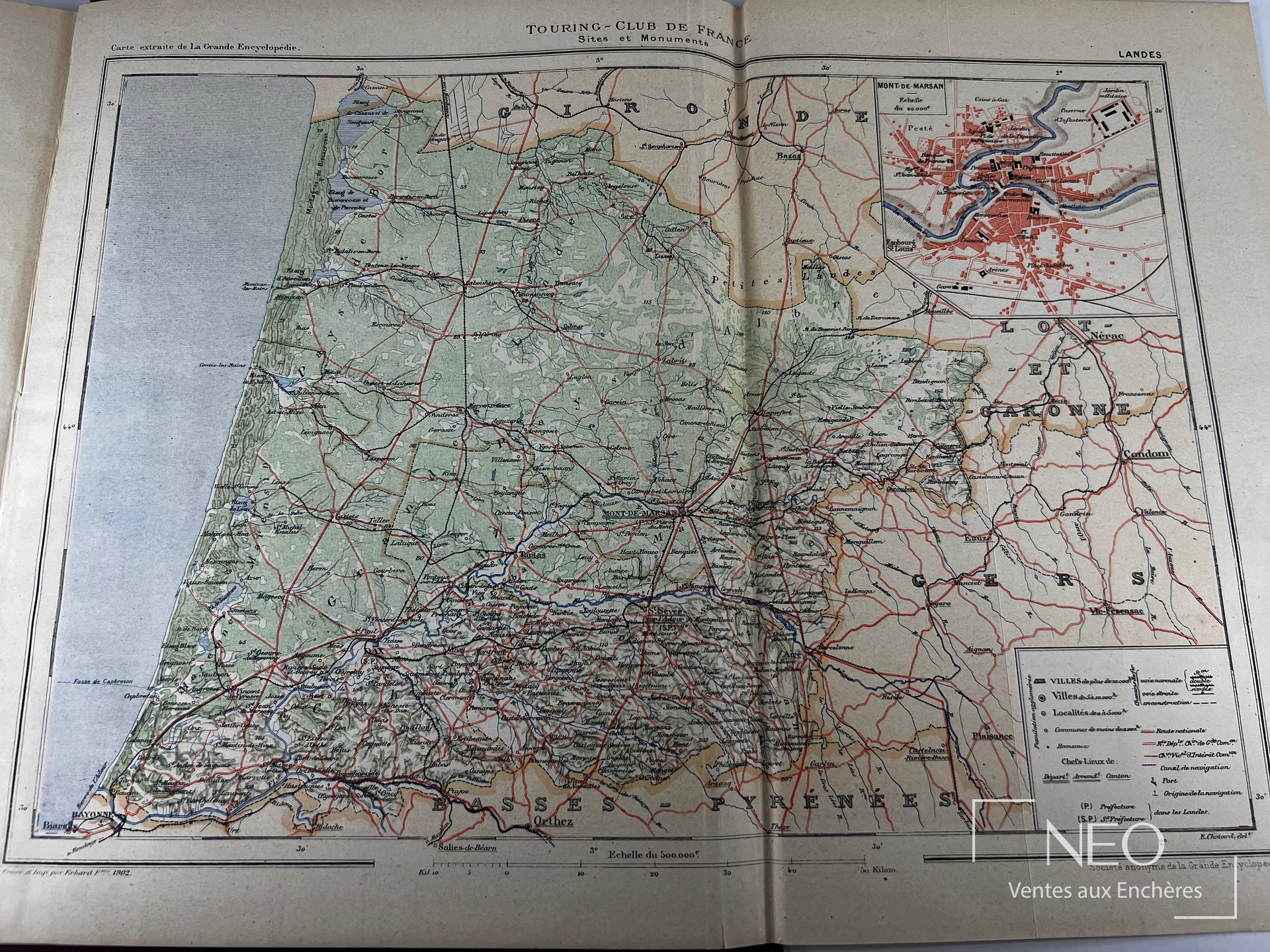 Page dépliée d’un ouvrage de géographie avec carte colorée de la Gascogne et des Pyrénées occidentales