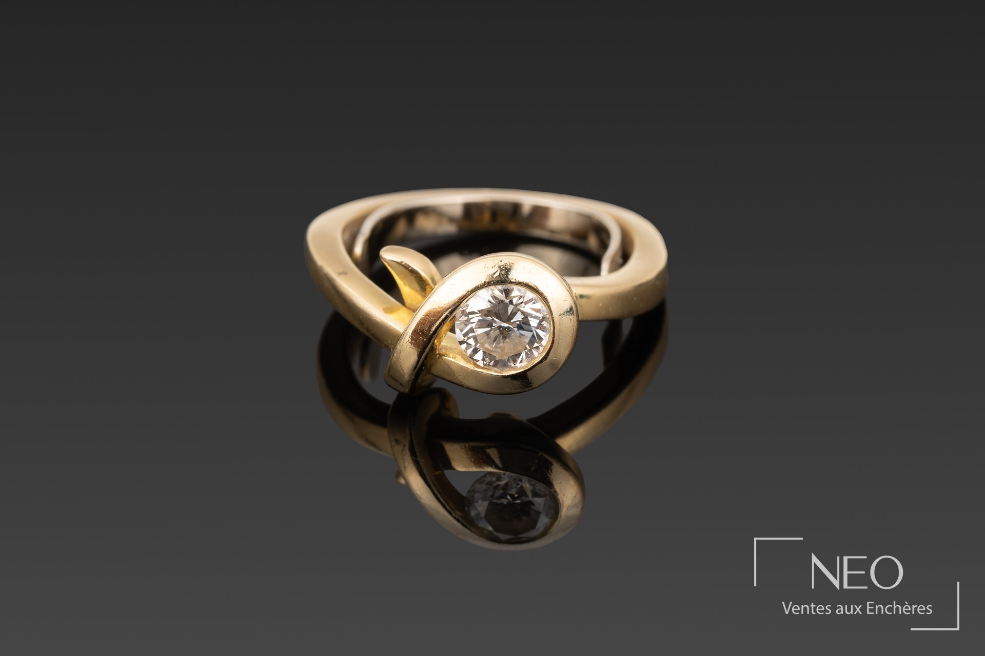 Solitaire en or jaune 18 carats orné d’un diamant de 0,56 carat