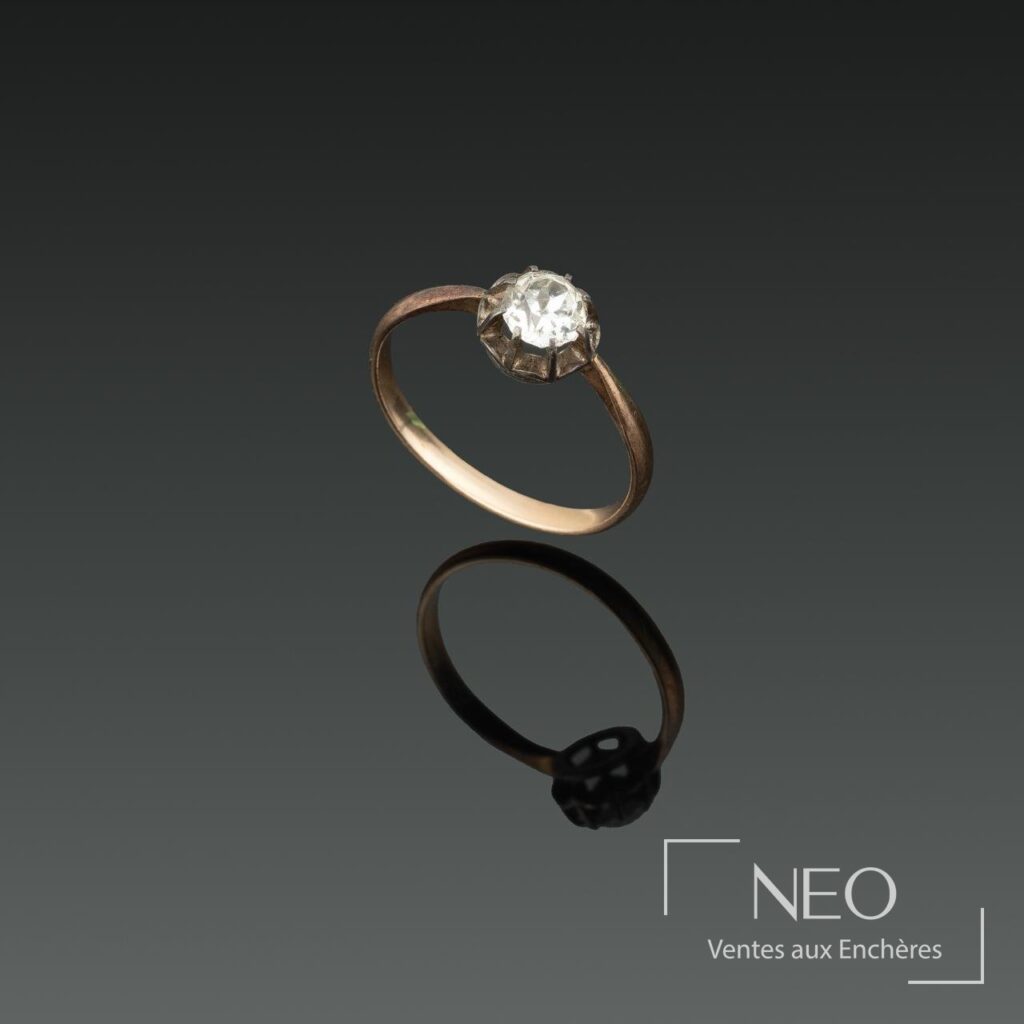 Solitaire en or rose et or gris serti d'un diamant taille ancienne