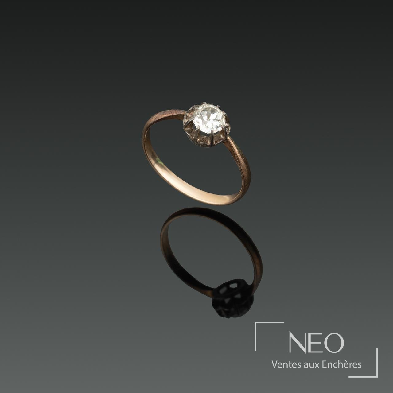 Solitaire en or rose et or gris serti d'un diamant taille ancienne