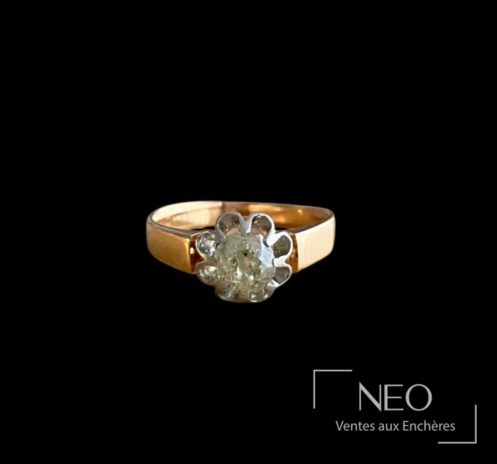 Solitaire en or rose et platine vu de face