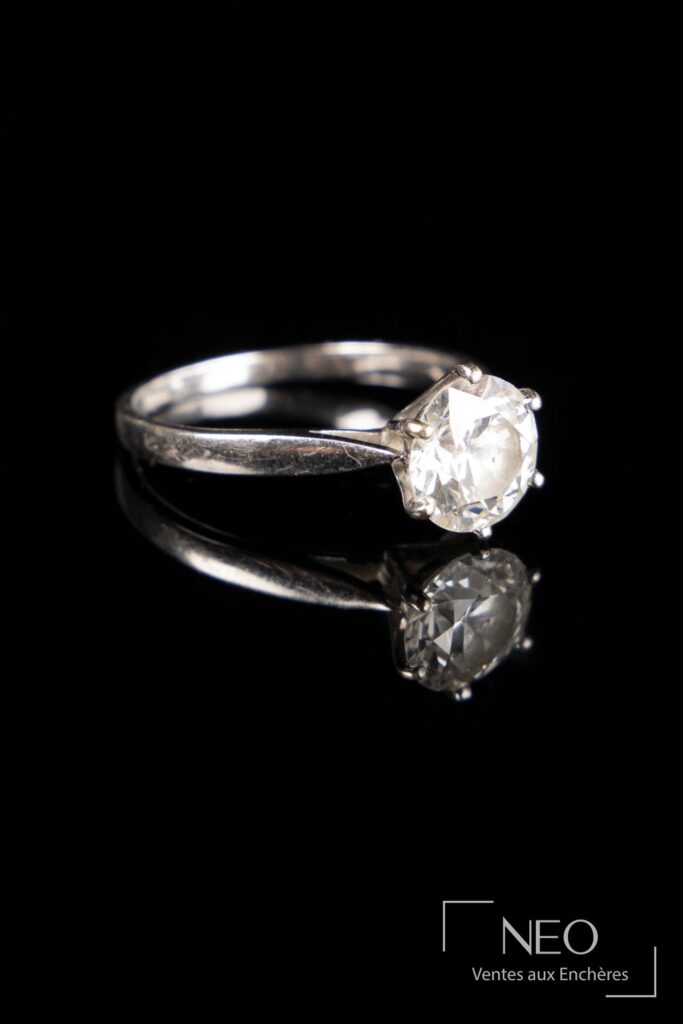 Solitaire en or gris serti d’un diamant taille brillant vu de face