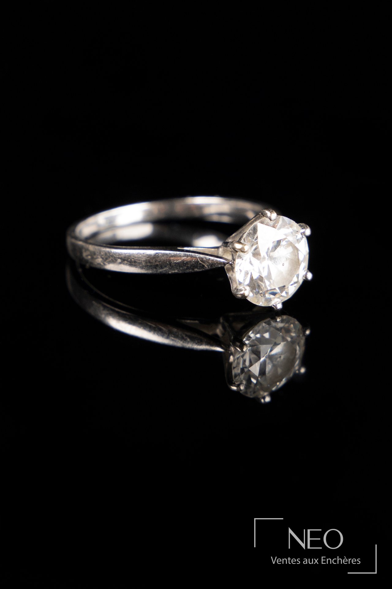 Solitaire en or gris 18 carats orné d’un diamant taille brillant