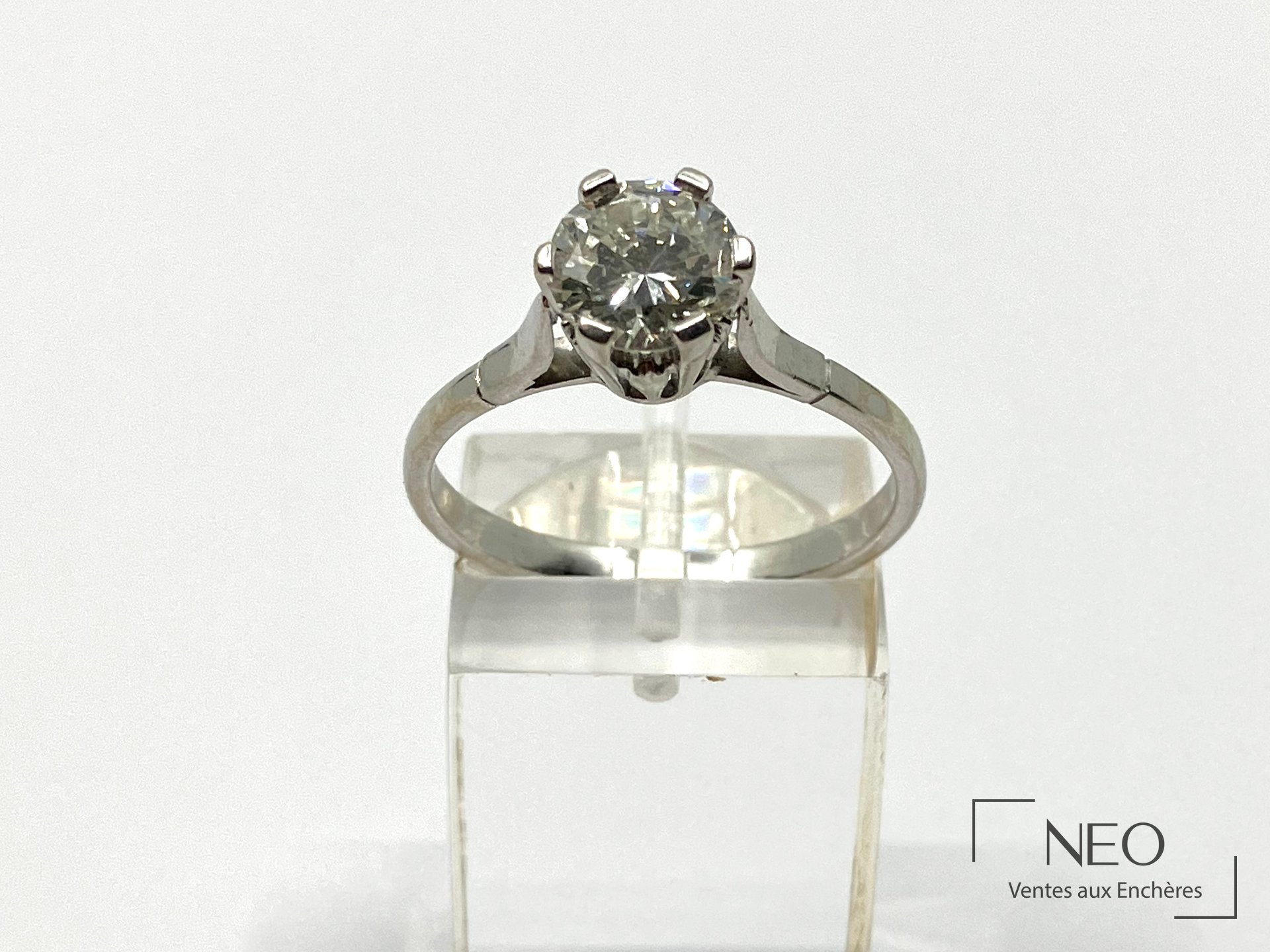 Solitaire en or gris 18 carats orné d’un diamant taille brillant