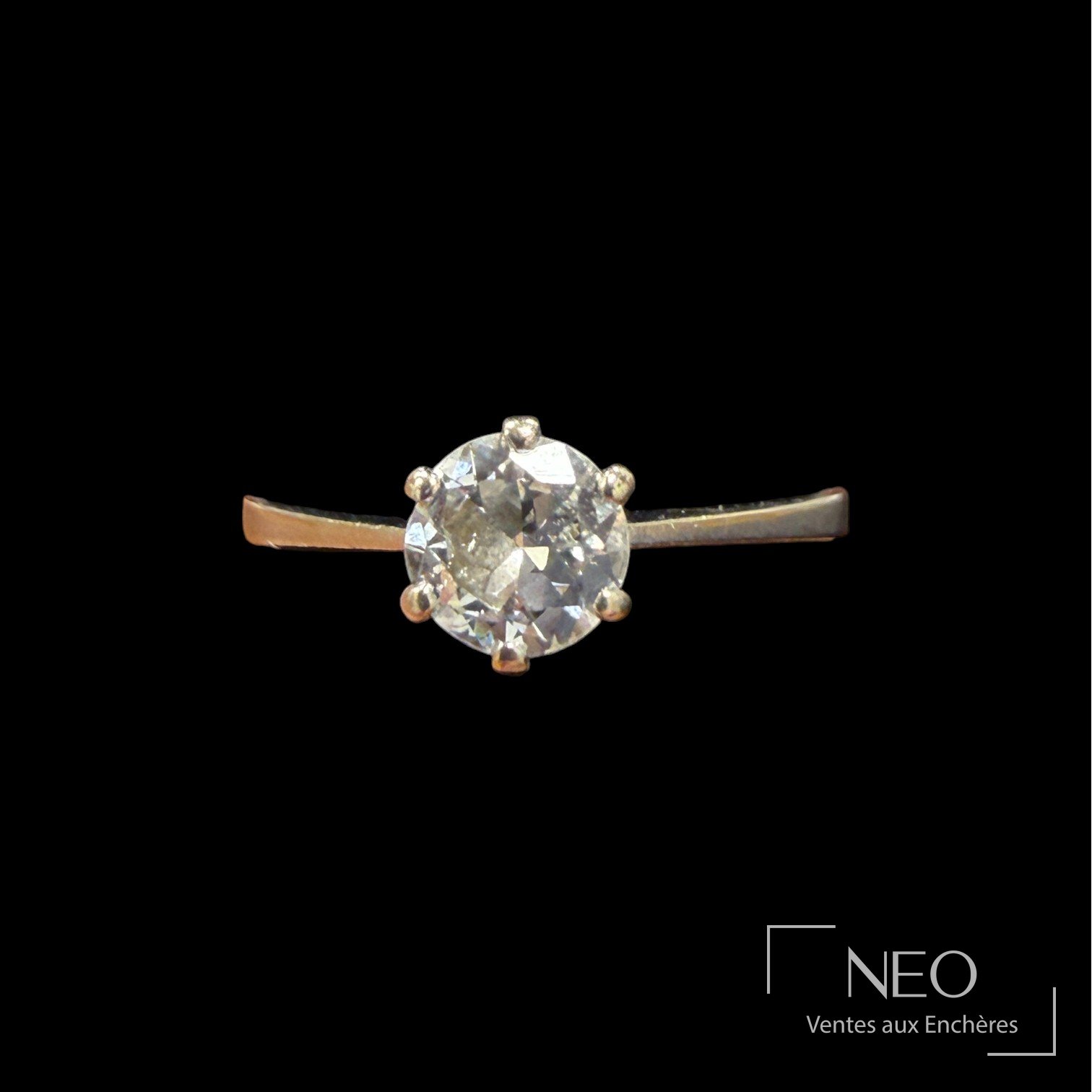 Solitaire en or gris serti d’un diamant rond vu de face