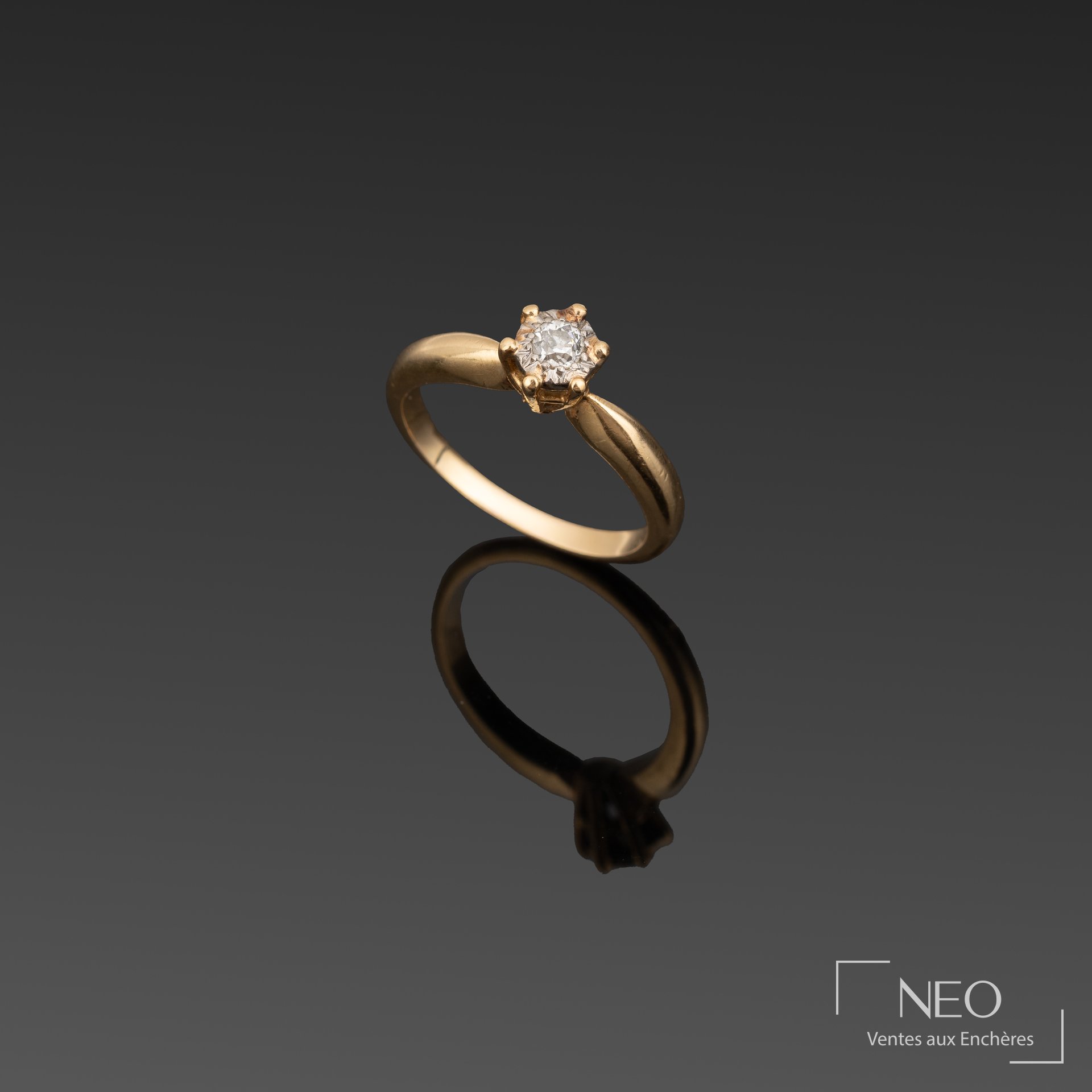 Solitaire en or jaune et or gris avec diamant ancien en serti griffe
