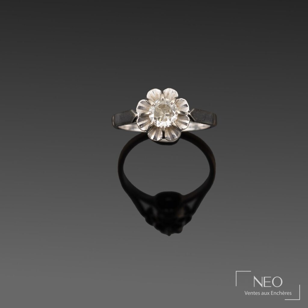 Solitaire en or jaune et gris avec diamant central en vue de face