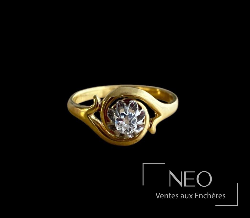 Solitaire en or jaune et gris avec diamant central en serti griffe